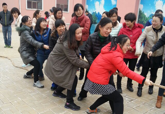 2014年3月7日，公司全體女職工以昂揚的斗志，飽滿的精神狀態(tài)，參加了金魯班集團組織的第一屆趣味運動會，并參與了跳繩、拔河、踢毽子等7個項目的比賽，包攬了踢毽子前三名的傲人戰(zhàn)績，拔河獲第二名。